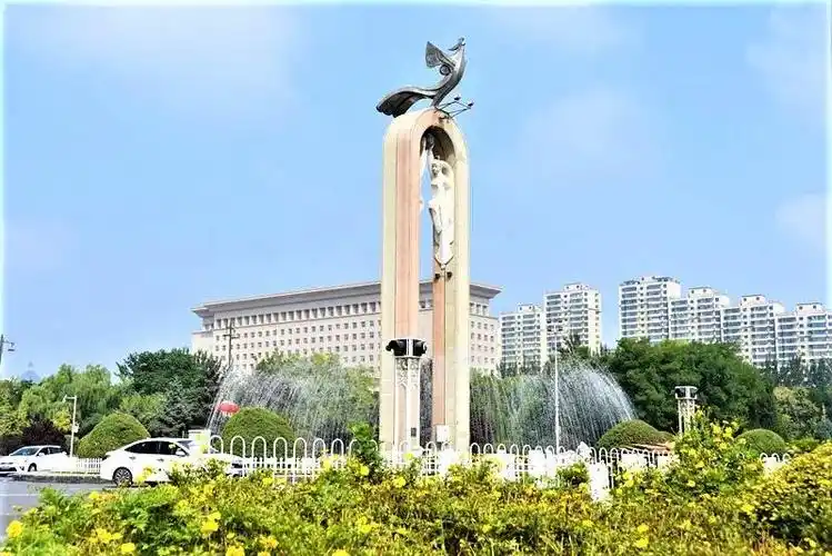 解放路上的凤凰碑是银川的地标性建筑.