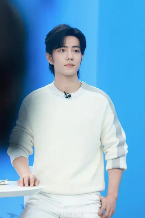 今日份的肖战好帅啊白色造型尤显干净帅气