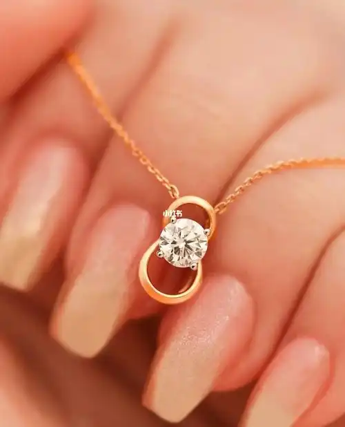 周生生钻石项链