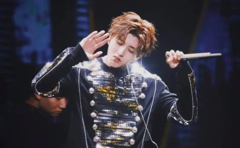 蔡徐坤登上《意林小文学》封面,不过这次的阅读对象很特殊_音乐_公益