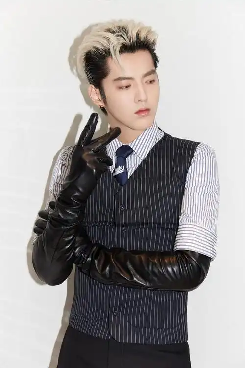 昨晚lv品牌代言人吴亦凡压轴亮相路易威登 2021 秋冬男装限时空间启幕