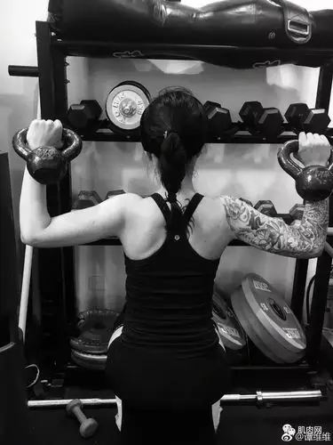 37岁谭维维大秀8块腹肌自律的人足够风情万种