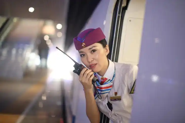 凌晨五点半,"动妹"曲玲在乘务员公寓洗漱,化妆,整理物品……经过精心