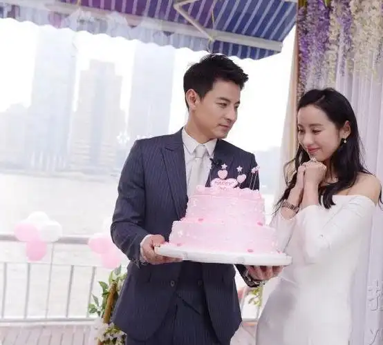 吕一和老公逛商场,手牵手十分恩爱,力破第三者插足传闻