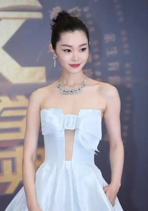 宋轶虽然瘦但胳膊上有点肌肉穿抹胸裙看着好似真人芭比