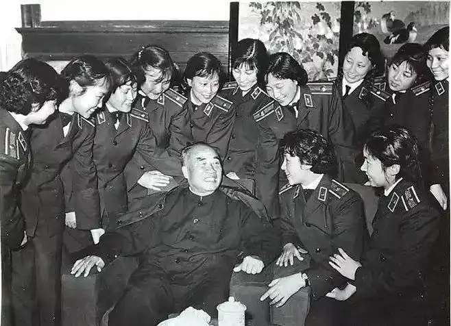 文工团演出服沿革你知道从啥时起文艺兵才有了专门的演出服吗