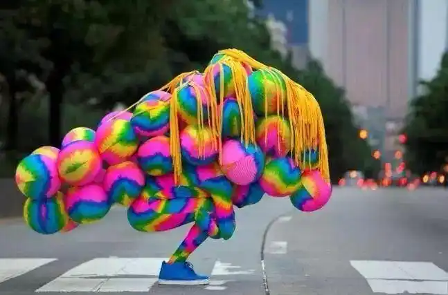 伦敦街头耐人寻味的行为艺术 在国内表演起来就很尴尬