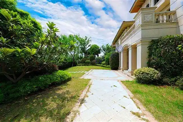 近日,有一名来自江苏省盐城市的男子在盐城**半岛花园买了一套房子