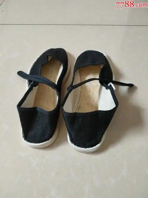 女布鞋一双