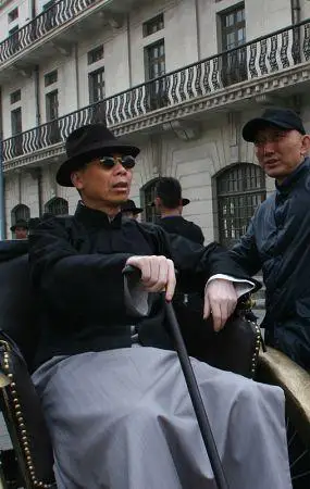 "杜月笙"冯小刚(左)很有流氓大亨的气势.