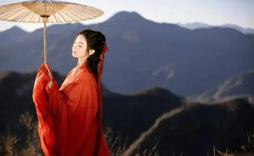 张艺凡红衣古风造型写真,清冷飘逸,灵动仙气_妹妹_感觉_行走