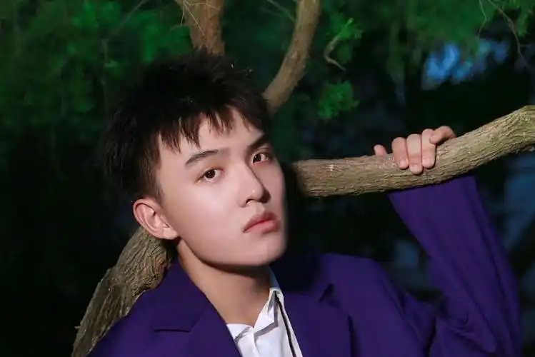 p>郑伟,2000年12月18日出生于北京市,中国内地影视男演员,就读于南京