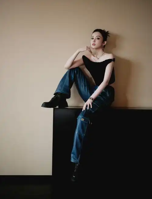 古力娜扎@我是娜扎演绎zadig&voltaire飒迪格2023秋冬系列马丁靴,帅气