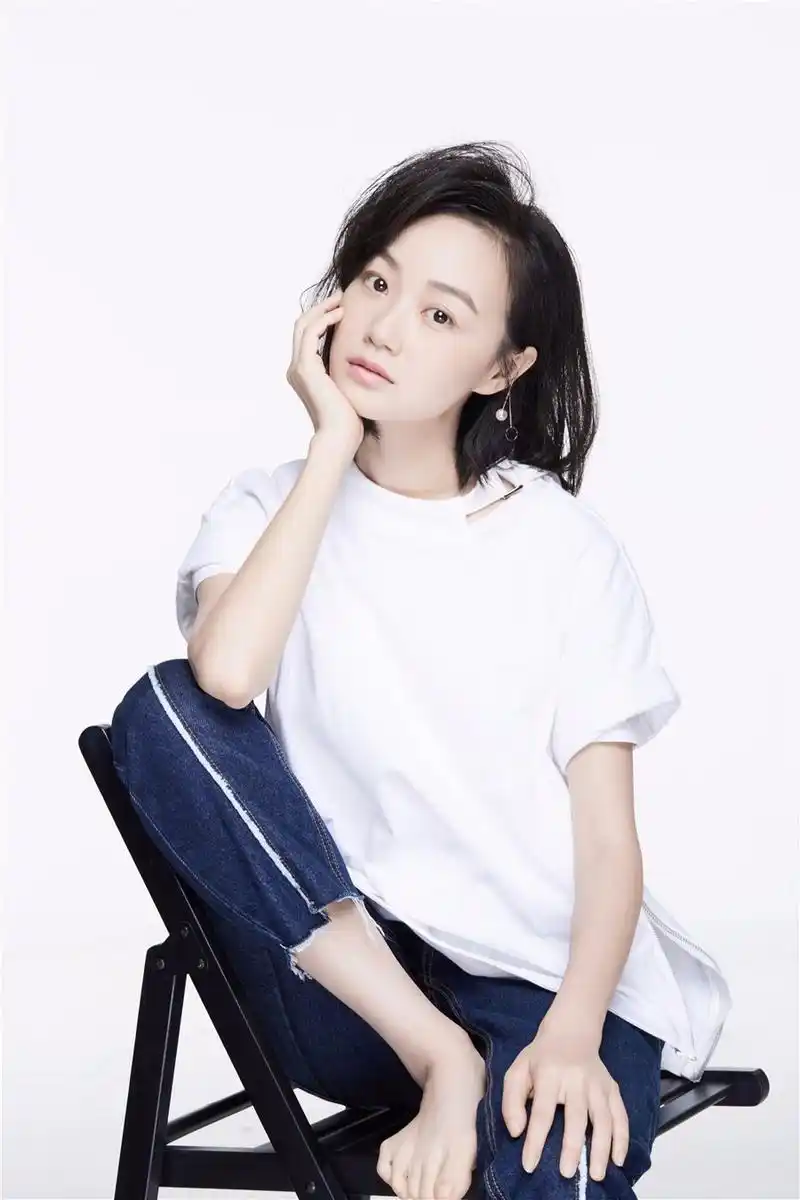 照片中战菁一淡雅妆容搭配利落短发,不论是简单的白t牛仔裤,还是时尚