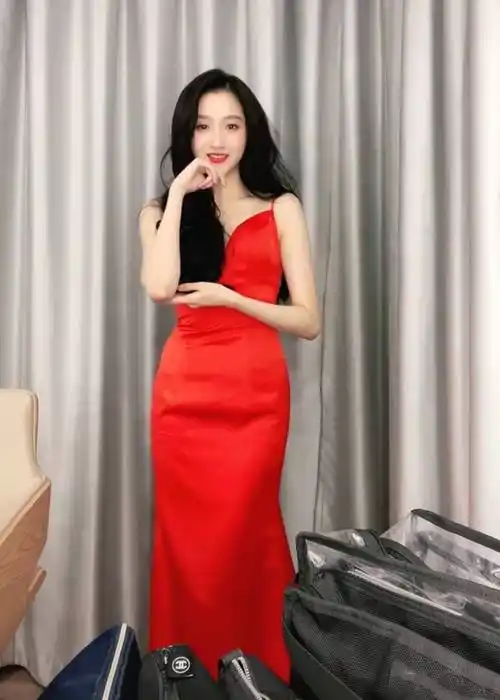 23岁关晓彤时尚太快,穿红色吊带裙走猫步好时尚,手长到膝盖太夸张