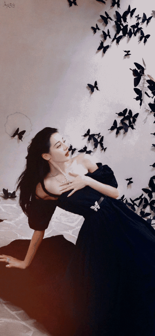 迪丽热巴红秀十一月刊封面