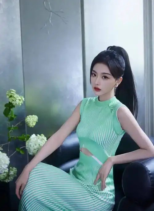 孔雪儿绿色露脐连衣裙时尚写真,颜值完美五官精致,身材修长婀娜_气质