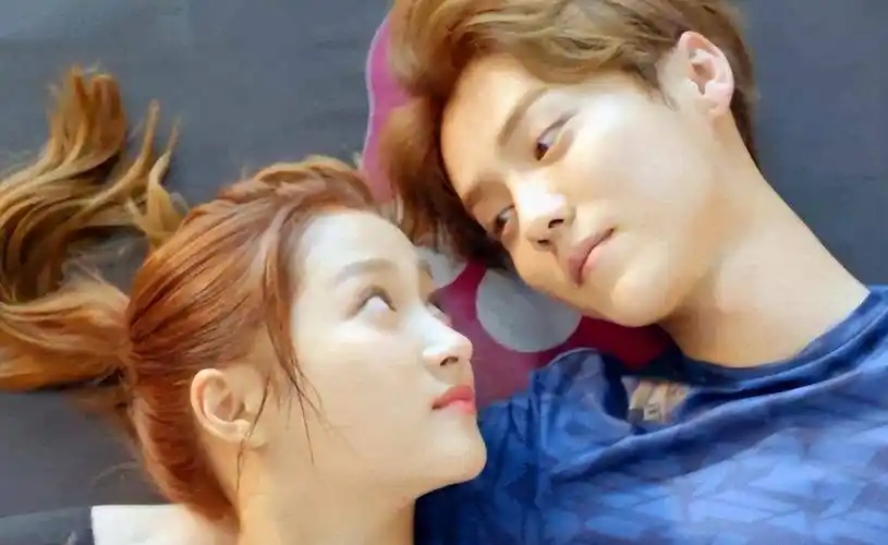 鹿晗带关晓彤外出聚餐,两人亲密同行!男方却遭网友吐槽像女孩!