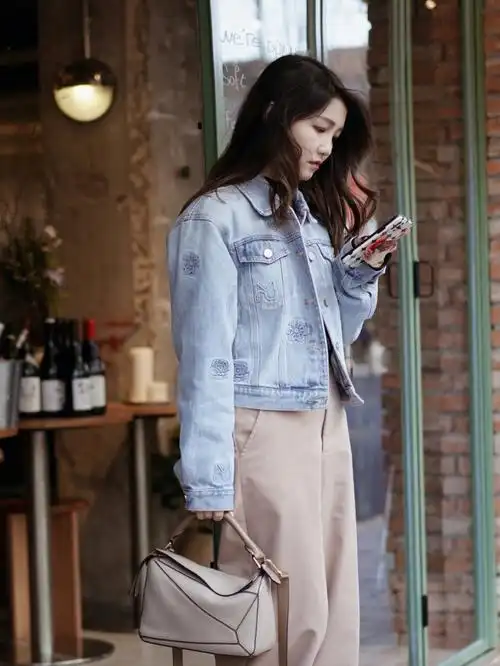 牛仔外套搭配宽松的卡其长裤一整个chill住通勤或是约会都是不错的