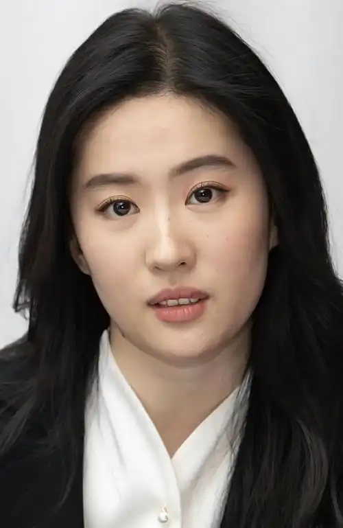 因为流出的照片没有百万修图师的加工,33岁刘亦菲像极了中年大妈,一身