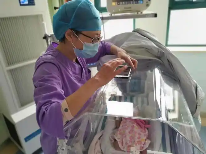 湖北武汉:40余名早产宝宝隔空和家人共度新春佳节