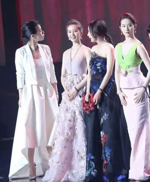 当杨幂和刘亦菲刘诗诗同框,穿礼裙各有各的美,但仪态差距挺悬殊