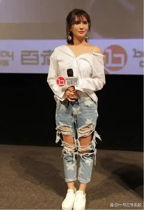 莫小棋一脱成名虽然没有大红大紫但却成了星座女神