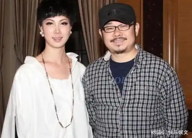 1993年,22岁的刀郎在海南,遇到了从新疆而来的女歌手朱梅,两人相识于