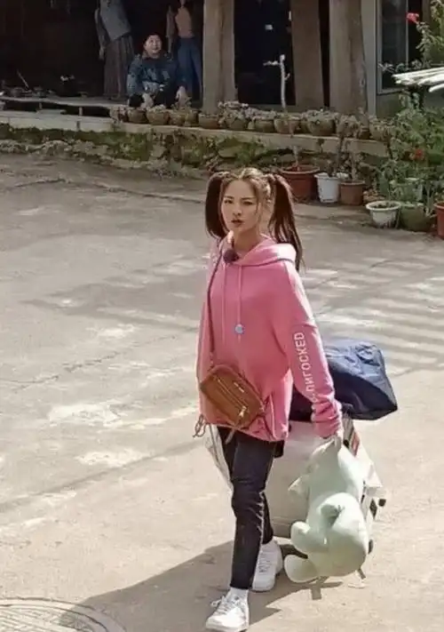 杨超越回农村老家,扎双马尾十分可爱,网友:"村花"当值无愧!