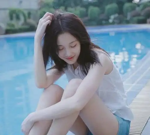 而且张慧雯的身材也是真的好啊,腰细腿长,蓝色的牛仔短裤更是将她纤细