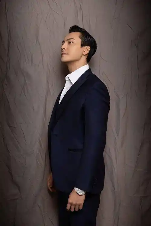 陈伟霆深蓝色西服套装显沉稳气质眼神深邃尽显优雅贵气十足