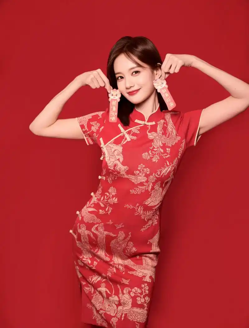 李一桐身穿一袭红色印花图案旗袍,笑容满面,甜美动人,满满的新年气息!