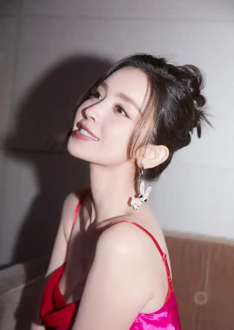 古力娜扎吊带裙穿搭美照[微笑]