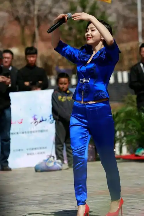 当红蒙古包美女歌星苏勒亚其其格