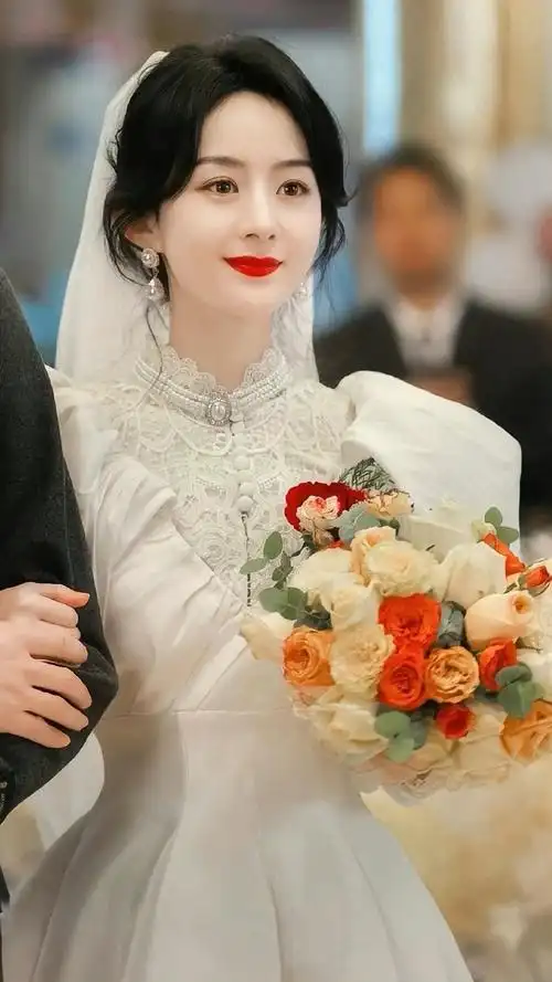 赵丽颖超话#内娱女星白色婚纱造型#之前有发过颖宝的婚纱合集真的很美