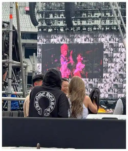 昆凌在ins上晒出与taylor swift父亲的合照,还透露他们之间有一些交流