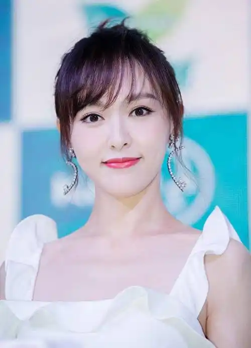 唐嫣笑起来真好看,一身白色镶珠礼服,散发时尚高贵优雅气质_笑容_观众