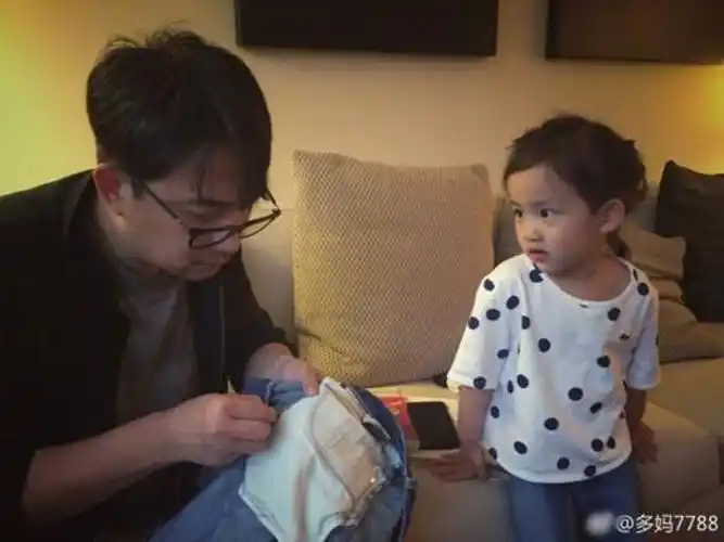 黄磊有几个孩子黄磊的三胎儿子终于露脸