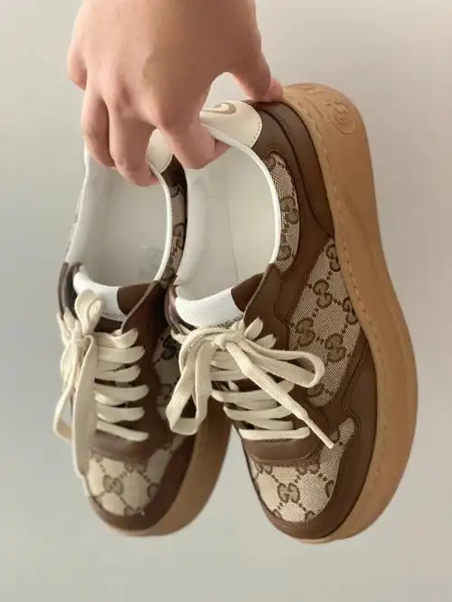 昨天收到就迫不及待开箱0094踩着出去遛狗了90鞋带有点紧 拿到