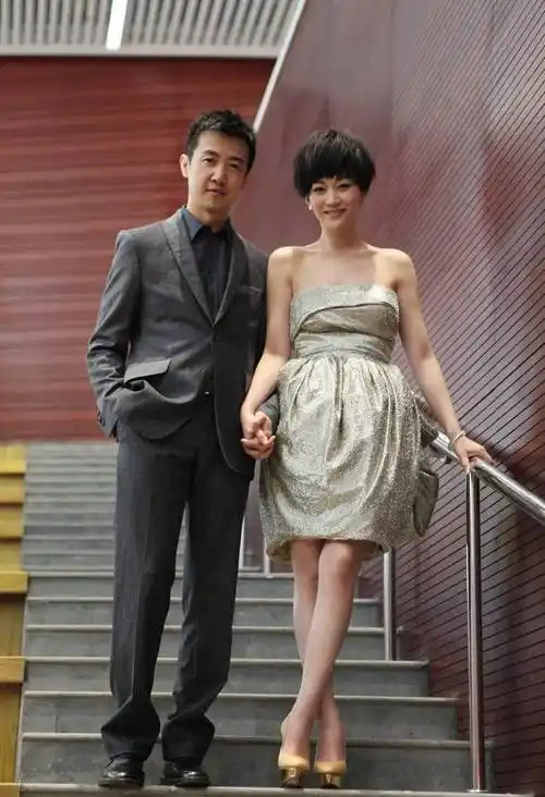 梅婷养他6年,李小冉为他堕胎2次,如今他55岁娶小15岁娇妻好幸福