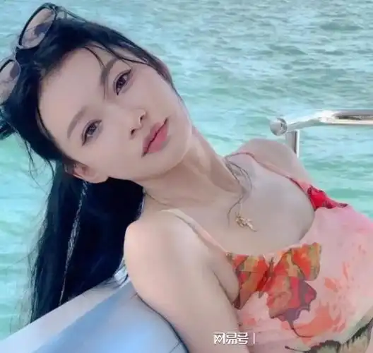 孙怡晒游艇游玩照穿吊带泳衣展现身材不受和藤光正恋情影响