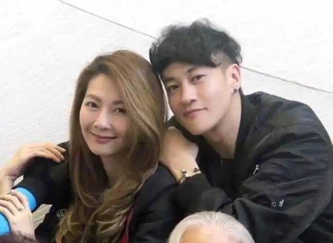 何润东真实身高何润东晒与妻子出游照