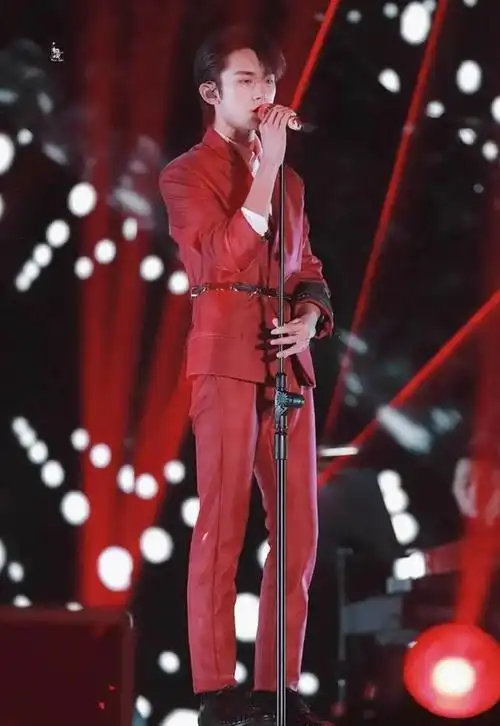 易烊千玺穿红色西装,腰间扎个带,搭配三七分发型,尽显高级脸