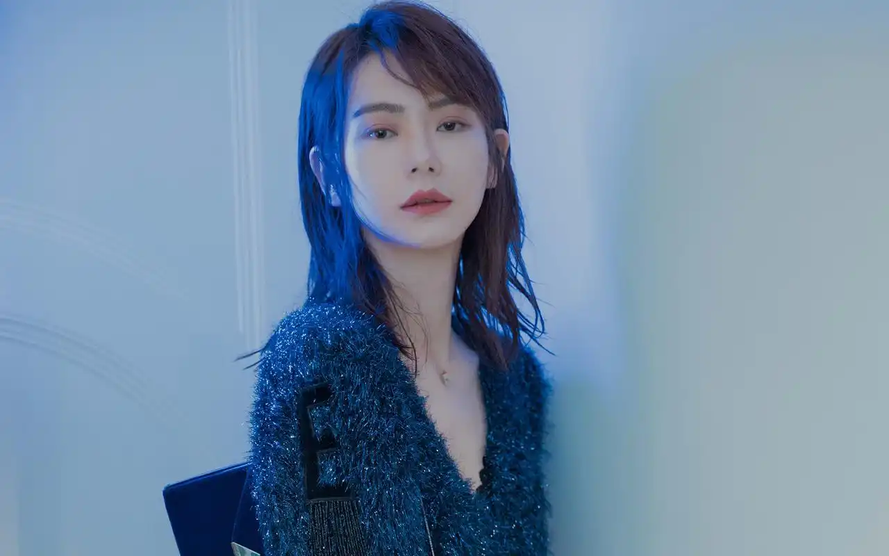 戚薇蓝发性感高清桌面壁纸