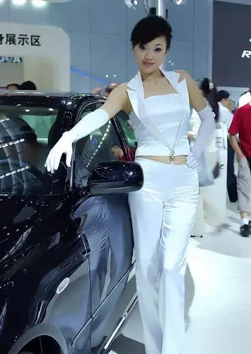 白衣白裤白长靴,白花白手套的美女车模胜似白雪公主 - 丧俗论坛