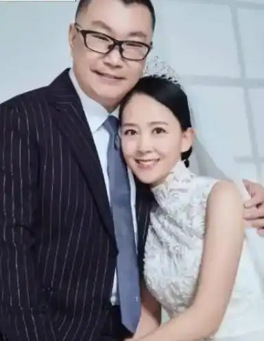 尹相杰庆祝结婚一周年拍唯美婚纱照妻子年轻貌美婀娜多姿