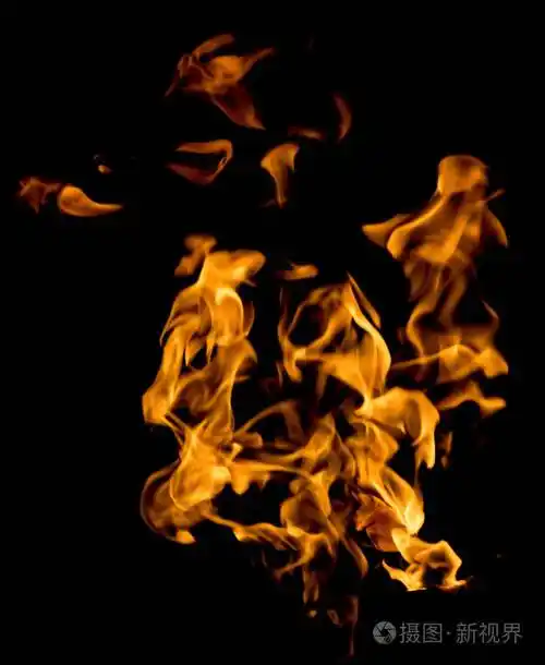 在黑色背景上的火焰火