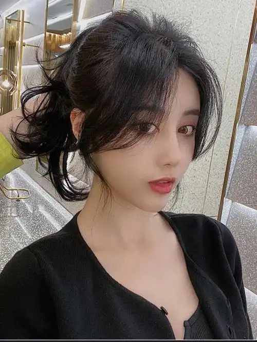 特别是带有婴儿肥的女生真的很适合留这样的发型偏分的斜刘海搭配高