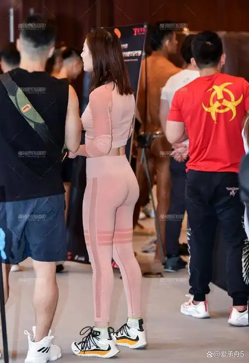 休闲时尚粉丝,还是想要展现自己的独特品味,粉色紧身运动裤都是绝佳的