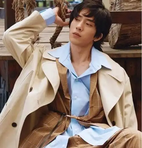 31岁井柏然气质大变,长发黑衣现身活动,阴柔气息太强